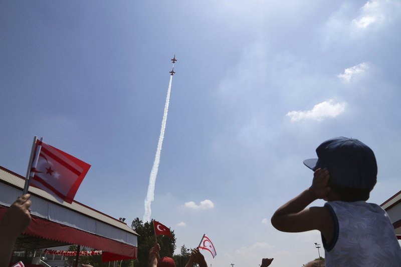 Με προκλητικές γιορτές και παρελάσεις στα Κατεχόμενα γιόρτασαν την εισβολή του Αττίλα [εικόνες & βίντεο]  | iefimerida.gr 1