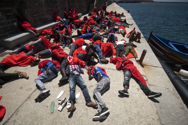 Απίστευτη σκηνή σε κατάμεστη ισπανική παραλία: Μετανάστες πηδούν από βάρκα και ζητούν νερό και τρόφιμα [βίντεο]  | iefimerida.gr 1