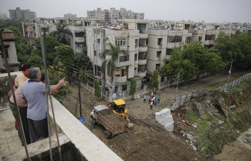 Καταστροφικές πλημμύρες με 58 νεκρούς στη βόρεια Ινδία - Κατέρρευσαν κτίρια [εικόνες & βίντεο]  | iefimerida.gr 2