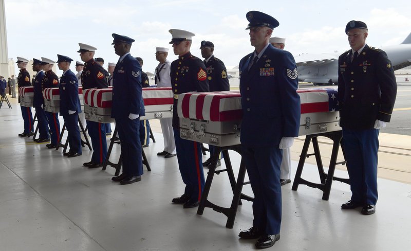 Xαβάη: Δάκρυα στην υποδοχή των λειψάνων Αμερικανών στρατιωτών, πεσόντων στον Πόλεμο της Κορέας [εικόνες] | iefimerida.gr 3