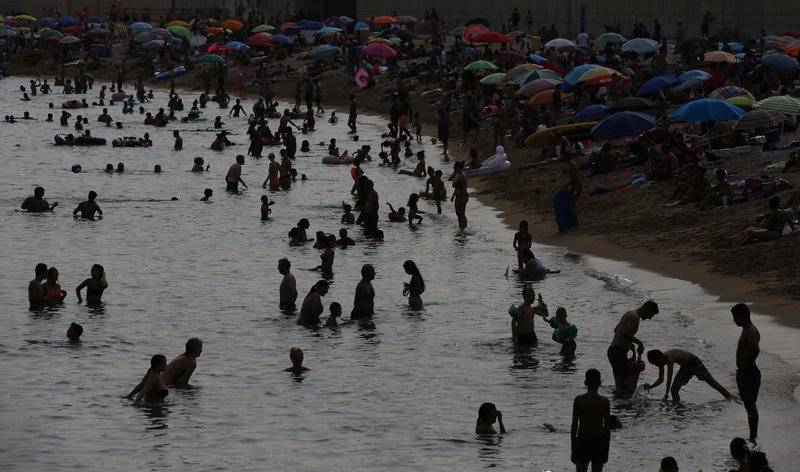  «Βράζει» η Ευρώπη καθώς εντείνεται το κύμα καύσωνα -Ελιωσε η άσφαλτος στην Ολλανδία! [εικόνες & βίντεο]  | iefimerida.gr 1