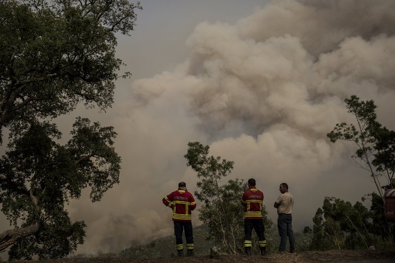 Σε  πύρινο κλοιό για τρίτο 24ωρο η Πορτογαλία [εικόνες & βίντεο]  | iefimerida.gr 3