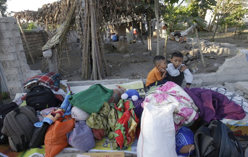 Ελπίδα στα χαλάσματα: Οι διασώστες ανασύρουν επιζώντες από τα ερείπια μετά το φονικό σεισμό στην Ινδονησία [εικόνες & βίντεο]  | iefimerida.gr 9