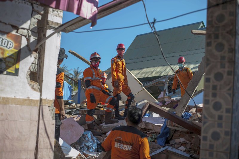 Ελπίδα στα χαλάσματα: Οι διασώστες ανασύρουν επιζώντες από τα ερείπια μετά το φονικό σεισμό στην Ινδονησία [εικόνες & βίντεο]  | iefimerida.gr 0
