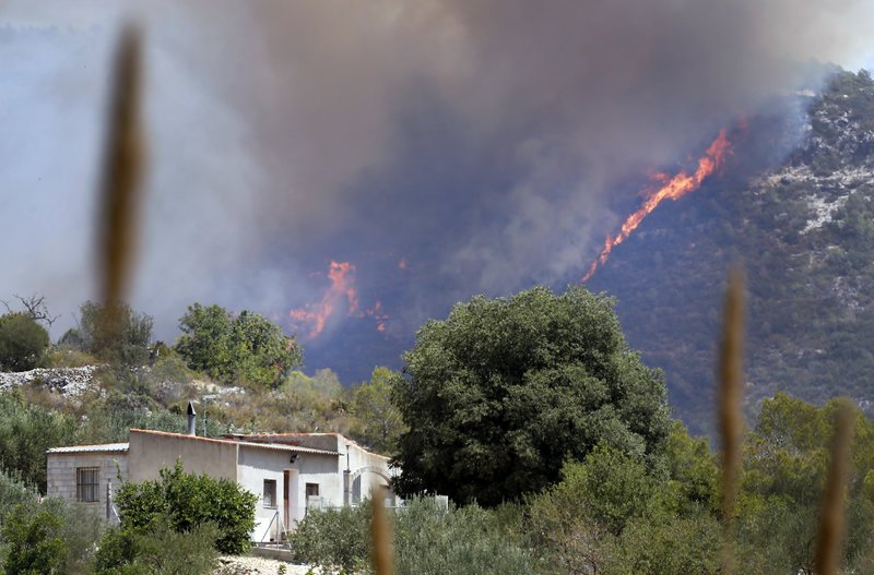 760 πρόσωπα από διάφορες περιφέρειες εργάζονται για την κατάσβεσή τους