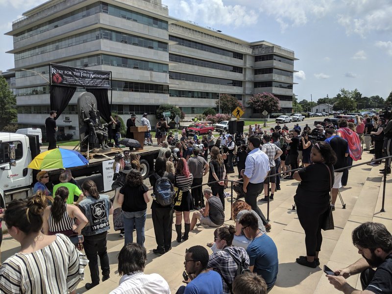 Σατανιστές έστησαν άγαλμα δαίμονα μπροστά από το Καπιτώλιο του Αρκάνσας  [εικόνες & βίντεο] | iefimerida.gr 0