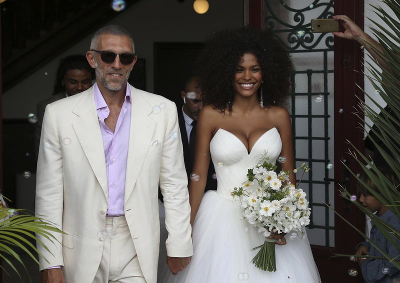 Παντρεύτηκε ο Βενσάν Κασέλ την 20χρονη σύντροφό του -Αυτός υπέροχος, εκείνη «θεά» [εικόνες] | iefimerida.gr 5