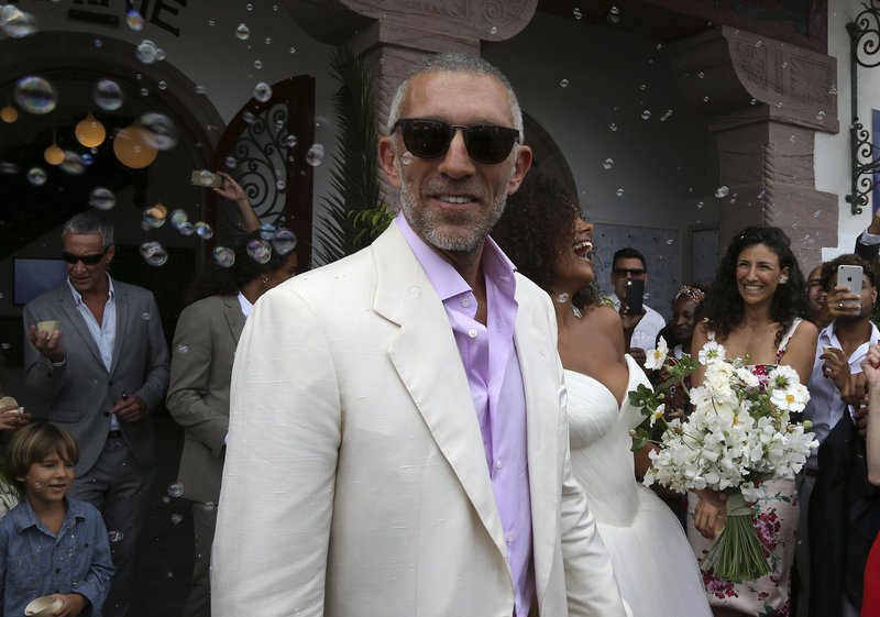 Παντρεύτηκε ο Βενσάν Κασέλ την 20χρονη σύντροφό του -Αυτός υπέροχος, εκείνη «θεά» [εικόνες] | iefimerida.gr 4