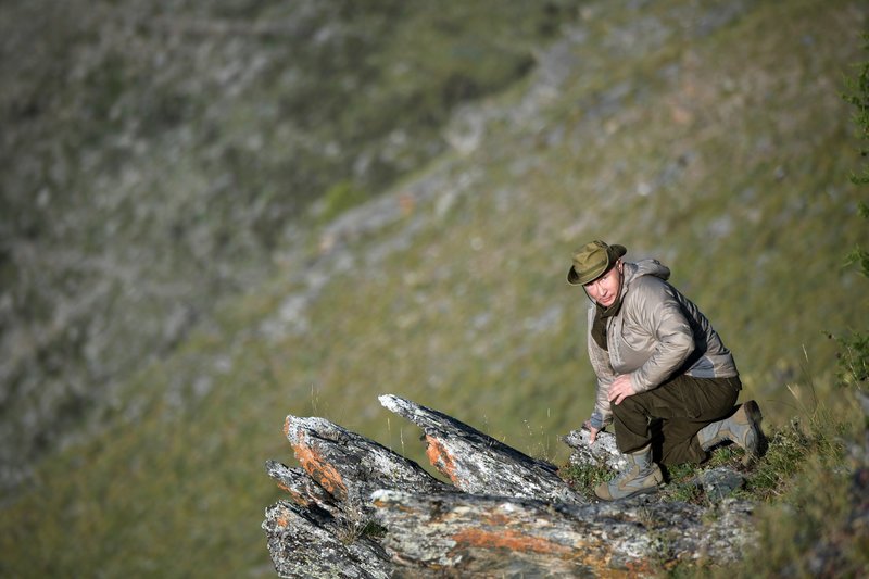 Ο Πούτιν κάνει διακοπές στη φύση -Στα χακί, ανεβαίνει σε βουνά, κάνει βόλτα σε λίμνη [εικόνες] | iefimerida.gr 4
