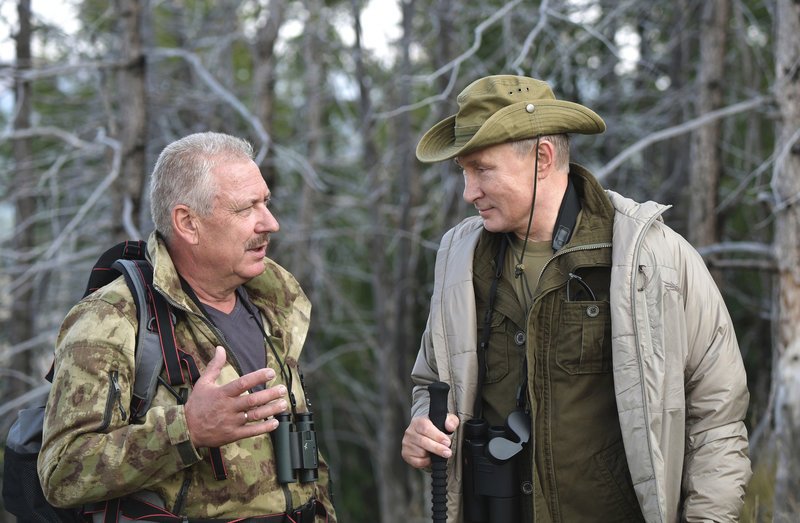 Ο Πούτιν κάνει διακοπές στη φύση -Στα χακί, ανεβαίνει σε βουνά, κάνει βόλτα σε λίμνη [εικόνες] | iefimerida.gr 8