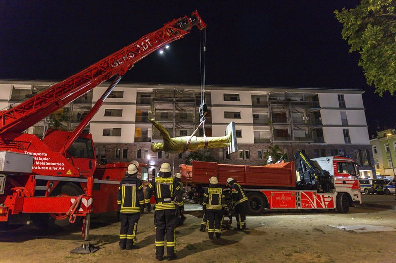 Δύο γερανοί χρειάστηκαν για τη μεταφορά του ύψους 4 μέτρων αγάλματος