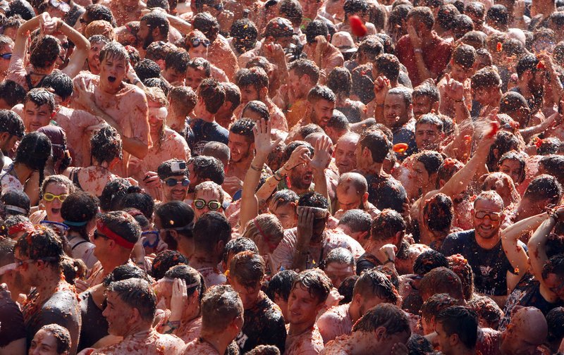 «Πόλεμος» τομάτας στην Ισπανία -Γλεντζέδες εκσφενδόνισαν 145 τόνους [εικόνες] | iefimerida.gr 3