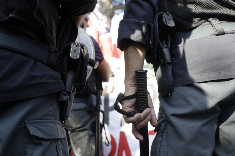 Οι συγκεντρώσεις ήταν χωρισμένες από μια αλυσίδα ανδρών μονάδων αντιμετώπισης ταραχών της ιταλικής αστυνομίας