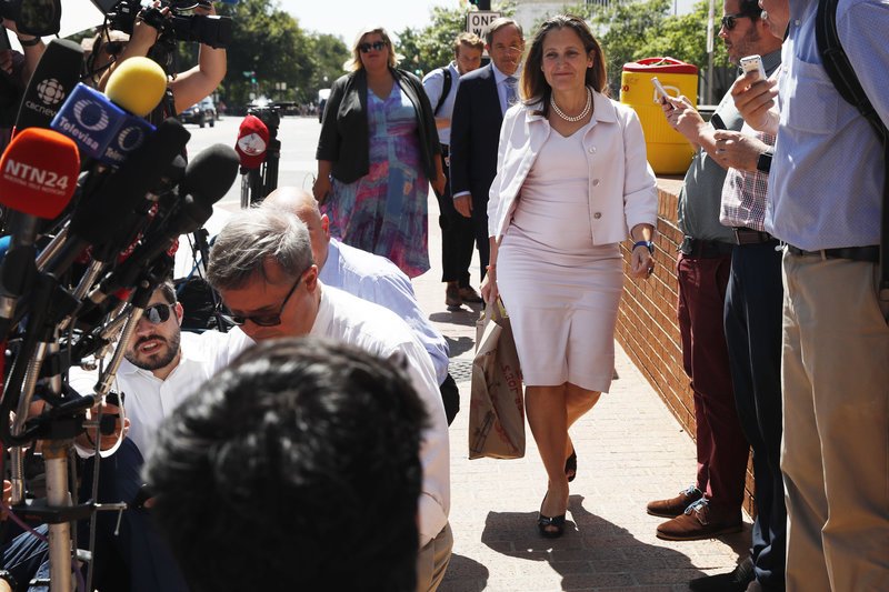 Η Καναδή ΥΠΕΞ κέρασε γρανίτες τους δημοσιογράφους -Περιμένουν μέσα στη ζέστη εξελίξεις για τη NAFTA [εικόνες] | iefimerida.gr 0