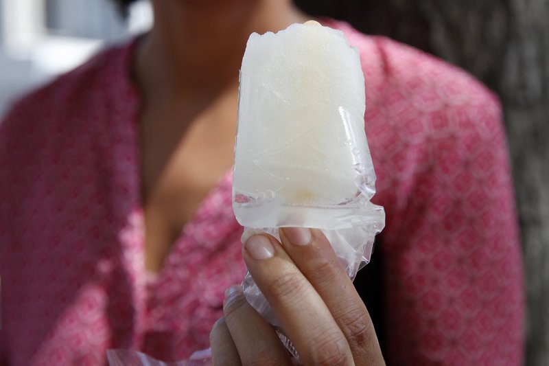 Η Καναδή ΥΠΕΞ κέρασε γρανίτες τους δημοσιογράφους -Περιμένουν μέσα στη ζέστη εξελίξεις για τη NAFTA [εικόνες] | iefimerida.gr 2