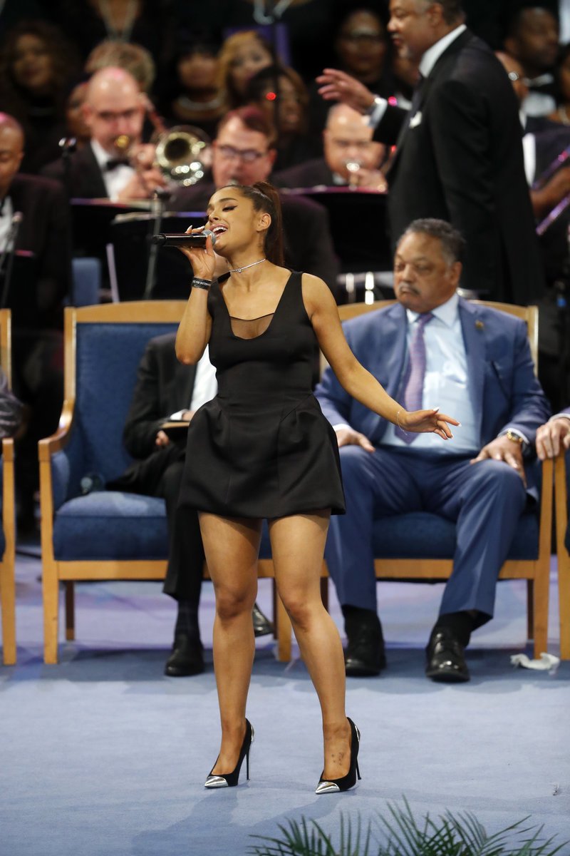 Αδιόρθωτος Μπιλ Κλίντον: Στην κηδεία της Αρίθα Φράνκλιν «ζαχάρωνε» την Αριάνα Γκράντε [εικόνες & βίντεο] | iefimerida.gr 1