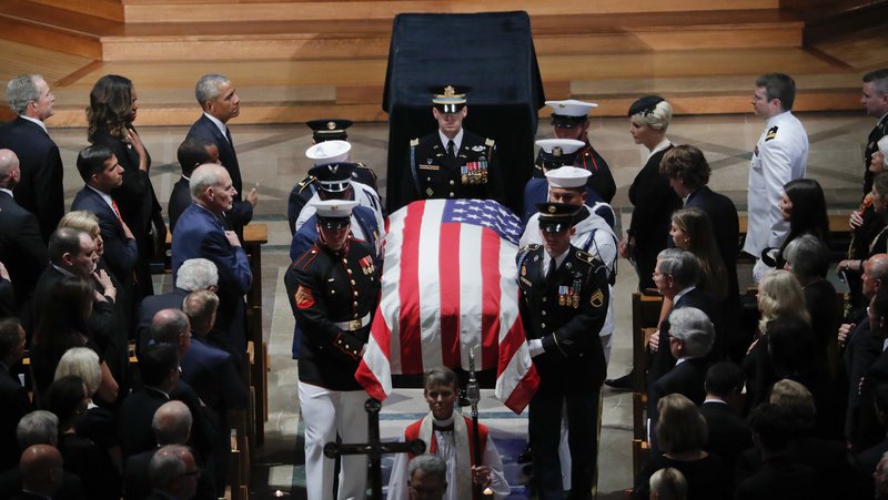 Ο γερουσιαστής Τζον Μακέιν ξεκίνησε το τελευταίο ταξίδι του για το κοιμητήριο της Αννάπολις [εικόνες] | iefimerida.gr 1