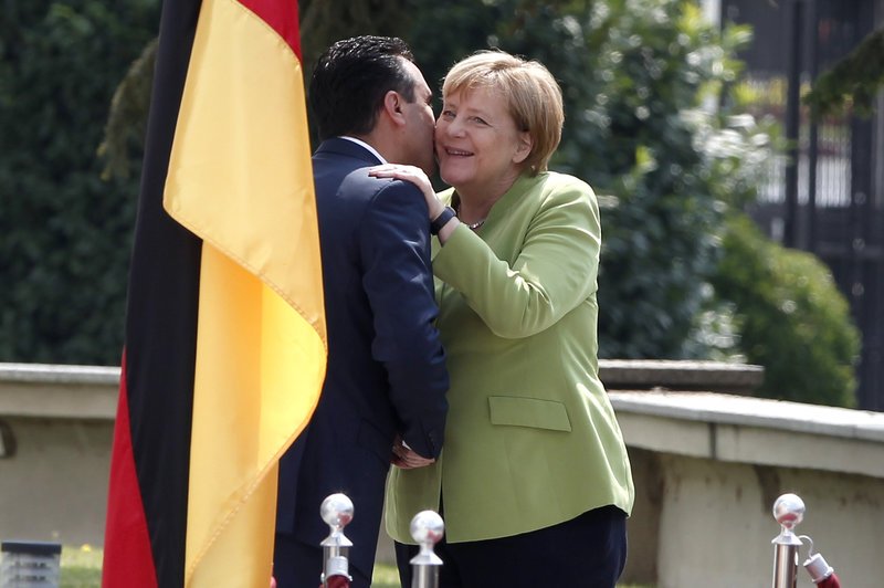 Η Μέρκελ στα Σκόπια για την Ημέρα της Ανεξαρτησίας της ΠΓΔΜ -Αγκαλιες και φιλιά με τον Ζάεφ [εικόνες]  | iefimerida.gr 1