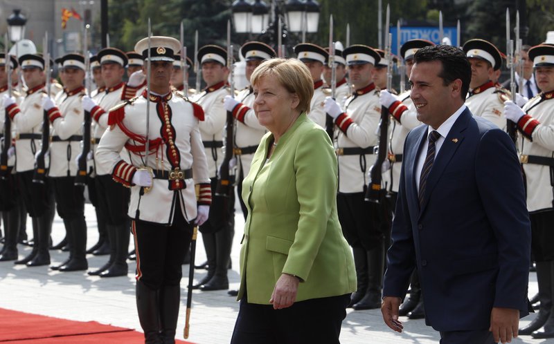 Η Μέρκελ στα Σκόπια για την Ημέρα της Ανεξαρτησίας της ΠΓΔΜ -Αγκαλιες και φιλιά με τον Ζάεφ [εικόνες]  | iefimerida.gr 2