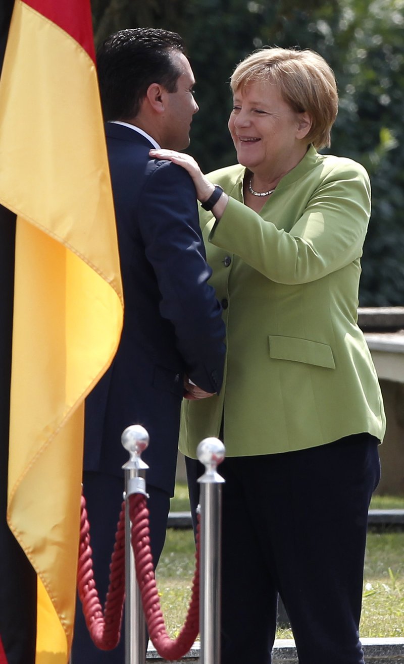 Η Μέρκελ στα Σκόπια για την Ημέρα της Ανεξαρτησίας της ΠΓΔΜ -Αγκαλιες και φιλιά με τον Ζάεφ [εικόνες]  | iefimerida.gr 0