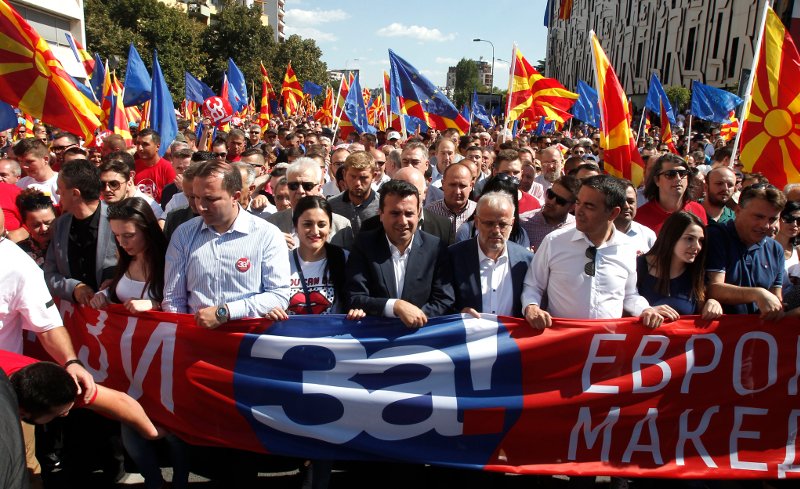 Ο πρωθυπουργός της ΠΓΔΜ, Ζόραν Ζάεφ με υποστηρικτές της συμφωνίας των Πρεσπών/Φωτογραφία: ΑΡ