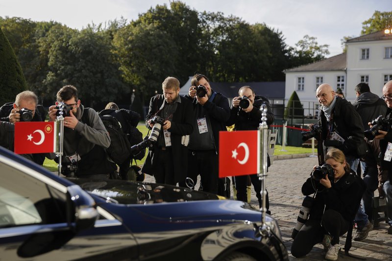Παγερή υποδοχή από τον Γερμανό πρόεδρο στον  Ερντογάν -Πιέσεις Μέρκελ στον Τούρκο πρόεδρο | iefimerida.gr 2