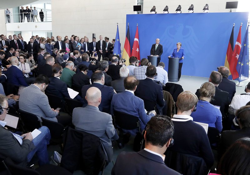 Επεισοδιακή συνέντευξη Μέρκελ-Ερντογάν – Πέταξαν έξω Τούρκο δημοσιογράφο [βίντεο]   | iefimerida.gr 3