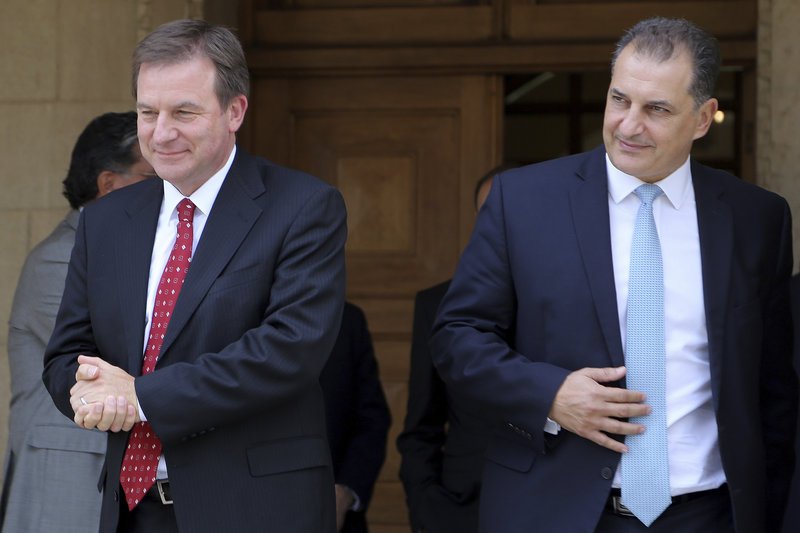 Ο ανώτερος αντιπρόεδρος της Exxon Mobil Νιλ Τσάπμαν (αριστερά) και ο υπ. Ενέργειας της Κύπρου Γ. Λακκοτρύπης (δεξιά) -Φωτογραφία: AP Photo/Petros Karadjias