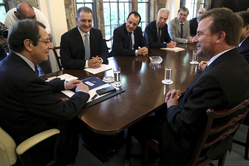 Ο πρόεδρος της Κύπρου, Νίκος Αναστασιάδης (αριστερά) με τον αντπρόεδρο της Exxon Νιλ Τσάπμαν (δεξιά)