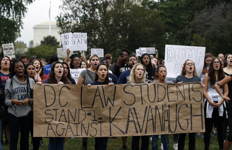 Κατάληψη διαδηλωτών στις σκάλες του Κογκρέσου για τον διορισμό του Κάβανο [εικόνες] | iefimerida.gr 0