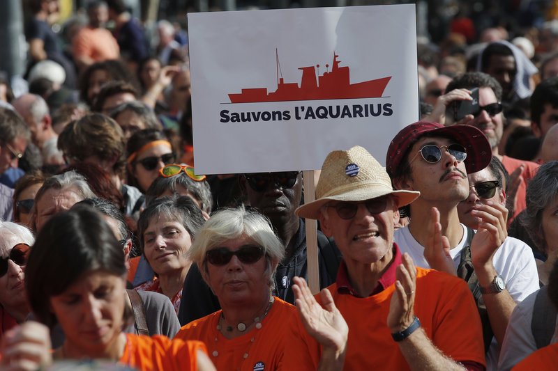 Ντυμένοι στα πορτοκαλί, χιλιάδες διαδήλωσαν στη Γαλλία