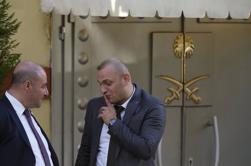 Μέλη του προσωπικού ασφαλείας έξω από το προξενείο της Σ. Αραβίας στην Κωνσταντινούπολη (Φωτογραφία: ΑΡ)