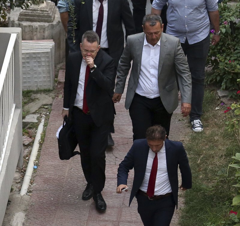 Ο Μπράνσον έξω από το σπίτι του στη Σμύρνη μετά την απελευθέρωσή του -Φωτογραφία:AP