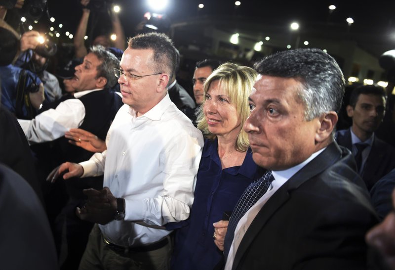 Ο πάστορας Αντριου Μπράνσον στο αεροδρόμιο Μεντέρες πριν πετάξει για Γερμανία -Φωτογραφία: AP/Emre Tazegul