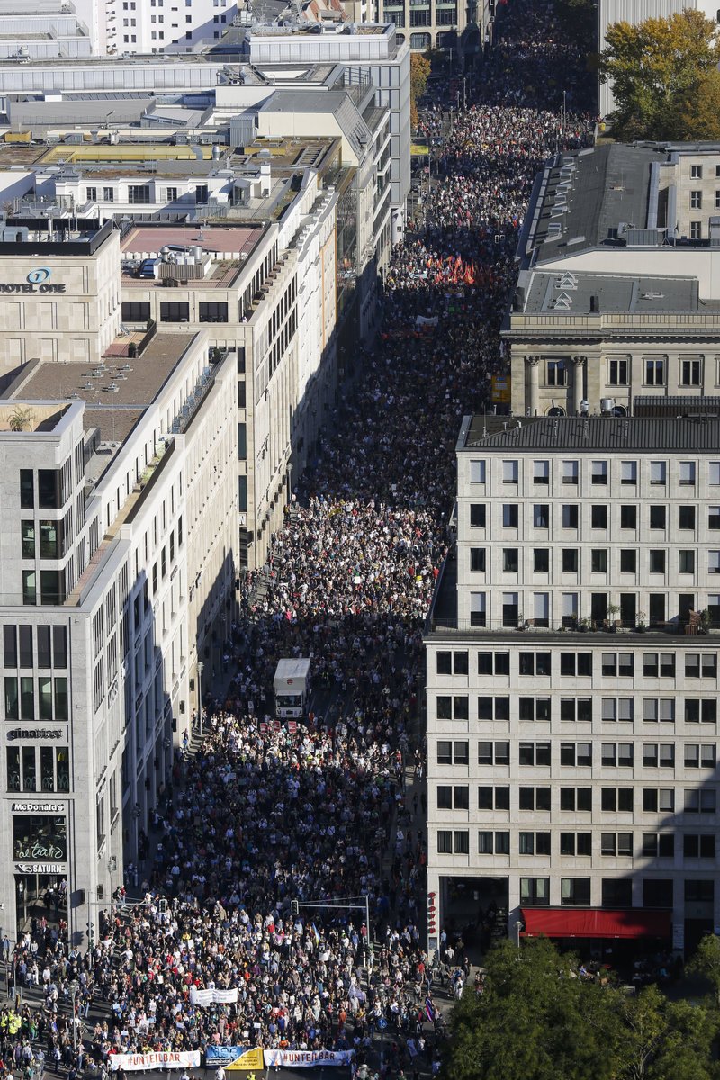 Λαοθάλασσα στους δρόμους του Βερολίνου κατά του μίσους και της ξενοφοβίας [εικόνες & βίντεο]  | iefimerida.gr 4