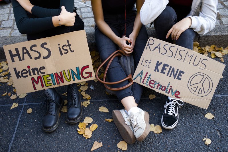 Λαοθάλασσα στους δρόμους του Βερολίνου κατά του μίσους και της ξενοφοβίας [εικόνες & βίντεο]  | iefimerida.gr 3