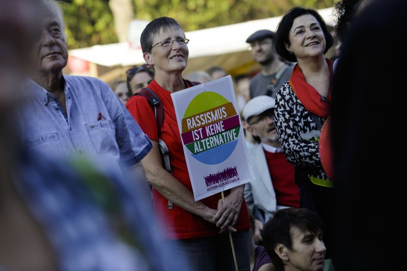 «Ο ρατσισμός δεν είναι εναλλακτική» αναφέρει το πλακά που κρατά η διαδηλώτρια (Φωτογραφία: ΑΡ)