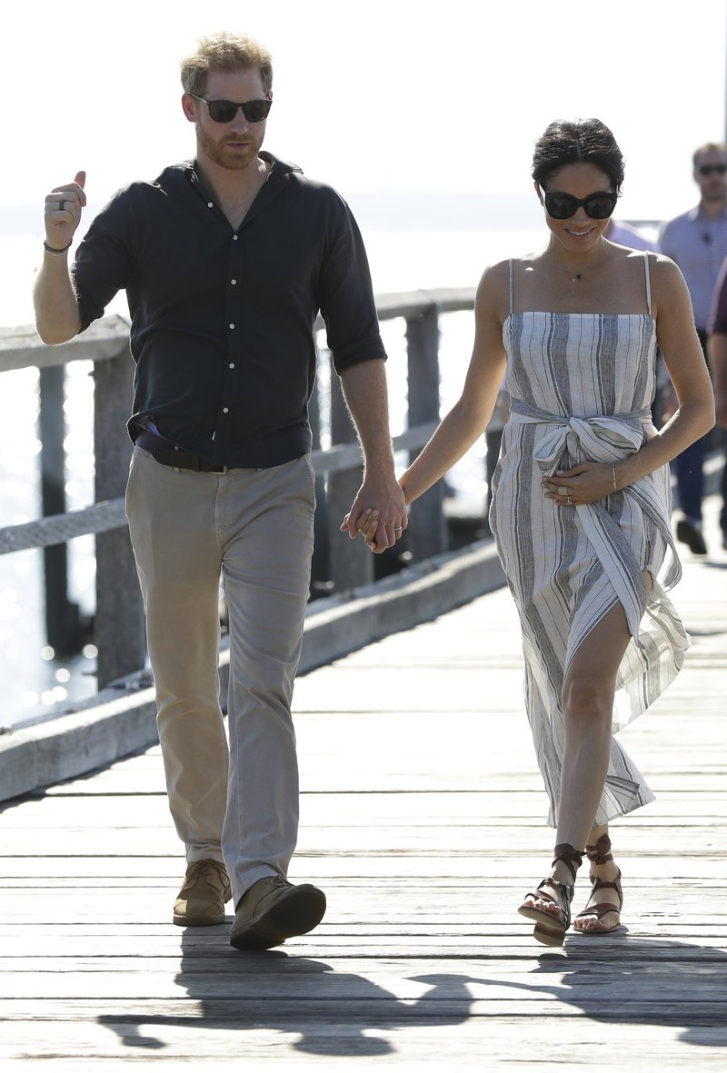 Η πιο τολμηρή (ever) εμφάνιση της Μέγκαν Μαρκλ: Το φόρεμα με το βαθύ σκίσιμο, οι άβολες πόζες [εικόνες] | iefimerida.gr 5