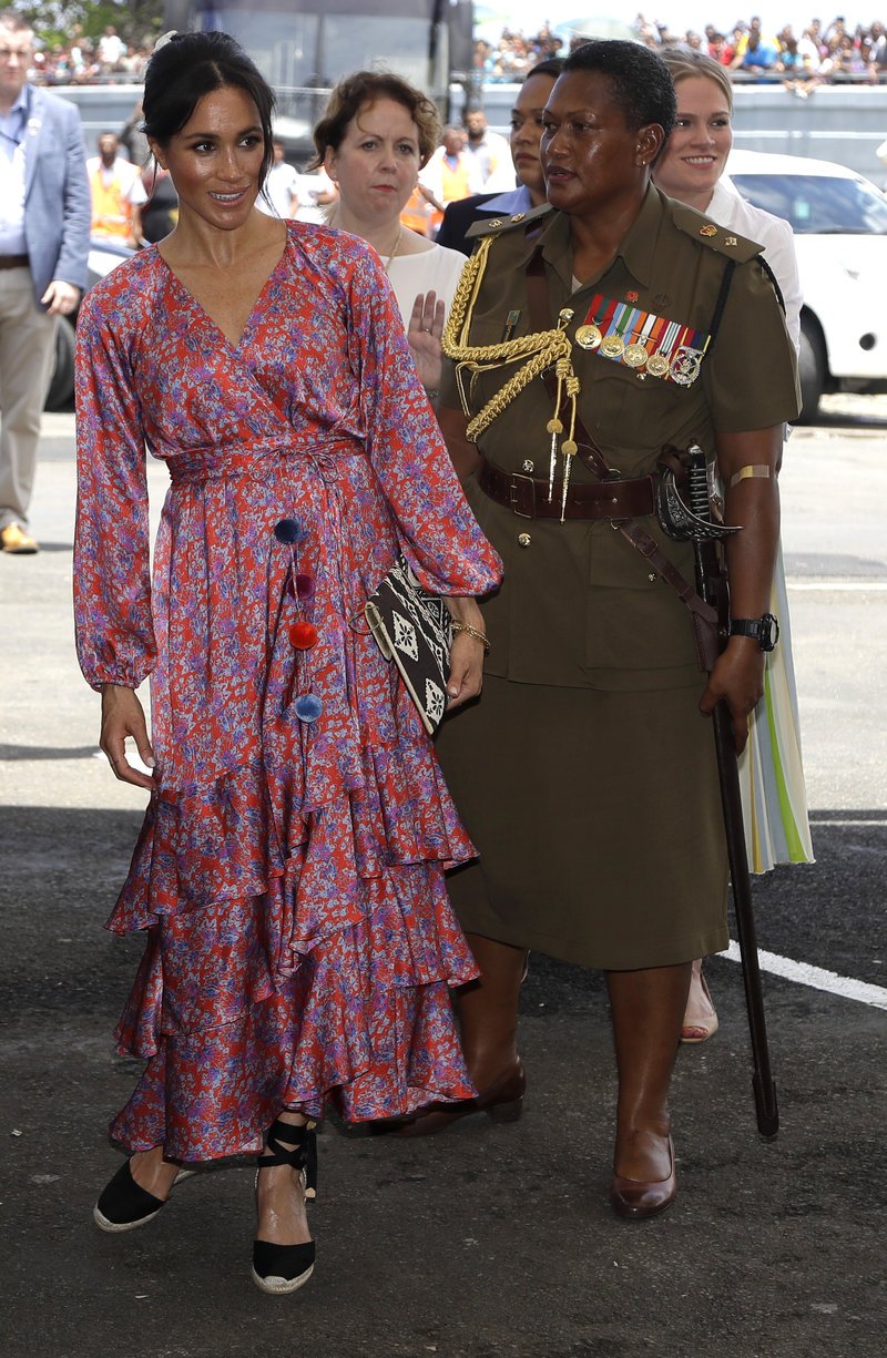 Εξαλλοι στα Φίτζι με τη Μέγκαν Μαρκλ: Φοβήθηκε ότι θα την ποδοπατήσουμε και έφυγε άρον άρον, χωρίς ένα γεια [βίντεο] | iefimerida.gr 9