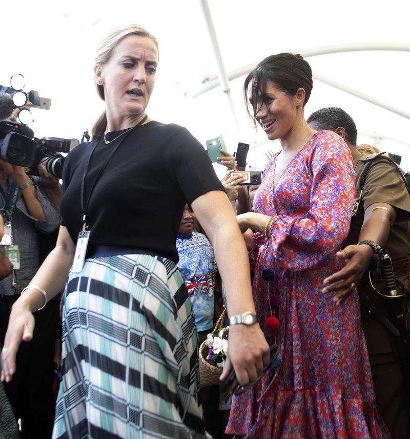 Εξαλλοι στα Φίτζι με τη Μέγκαν Μαρκλ: Φοβήθηκε ότι θα την ποδοπατήσουμε και έφυγε άρον άρον, χωρίς ένα γεια [βίντεο] | iefimerida.gr 1