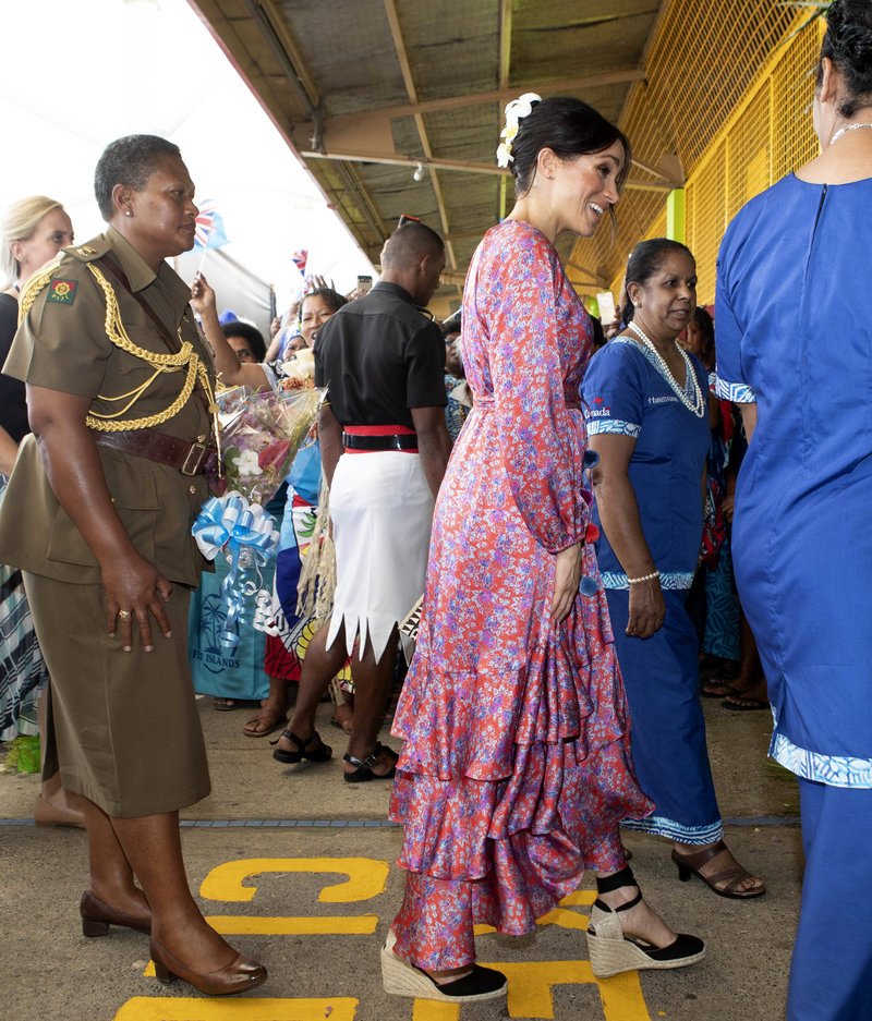 Εξαλλοι στα Φίτζι με τη Μέγκαν Μαρκλ: Φοβήθηκε ότι θα την ποδοπατήσουμε και έφυγε άρον άρον, χωρίς ένα γεια [βίντεο] | iefimerida.gr 2