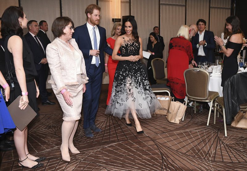  Μια Αμερικάνα που έγινε πριγκίπισσα -Η Μέγκαν Μαρκλ με νεραϊδένιο φόρεμα έδειξε ποια είναι  [εικόνες] | iefimerida.gr 6