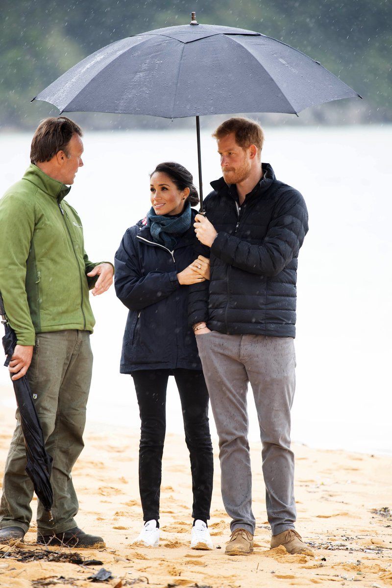 Η Μέγκαν Μαρκλ εμφανίστηκε φορώντας ρούχο του πρίγκιπα Χάρι -Παρότι τεράστιο, της πήγαινε [εικόνες] | iefimerida.gr 8