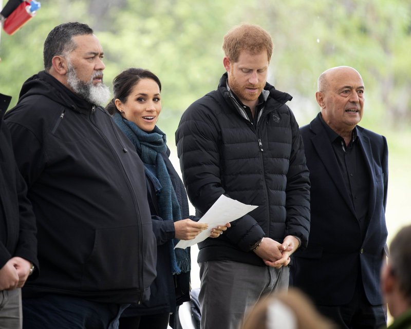 Η Μέγκαν Μαρκλ εμφανίστηκε φορώντας ρούχο του πρίγκιπα Χάρι -Παρότι τεράστιο, της πήγαινε [εικόνες] | iefimerida.gr 7