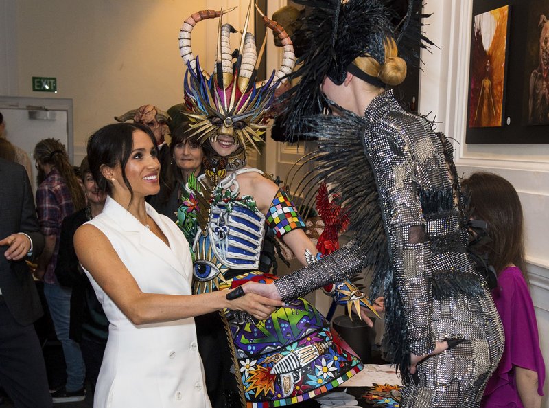 Η Μέγκαν Μαρκλ με το μίνι της εγκύου [εικόνες] | iefimerida.gr 2