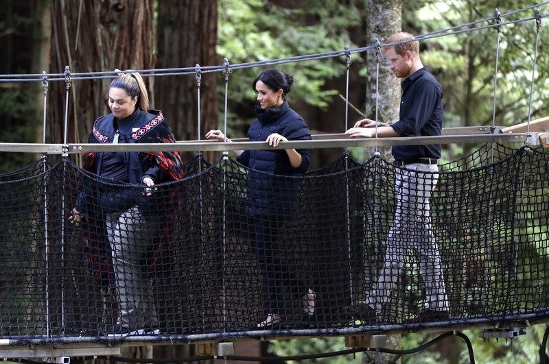 Η Μέγκαν Μαρκλ εμφανίστηκε φορώντας ρούχο του πρίγκιπα Χάρι -Παρότι τεράστιο, της πήγαινε [εικόνες] | iefimerida.gr 4