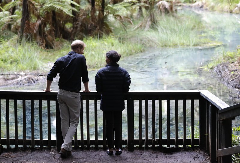 Η Μέγκαν Μαρκλ εμφανίστηκε φορώντας ρούχο του πρίγκιπα Χάρι -Παρότι τεράστιο, της πήγαινε [εικόνες] | iefimerida.gr 5