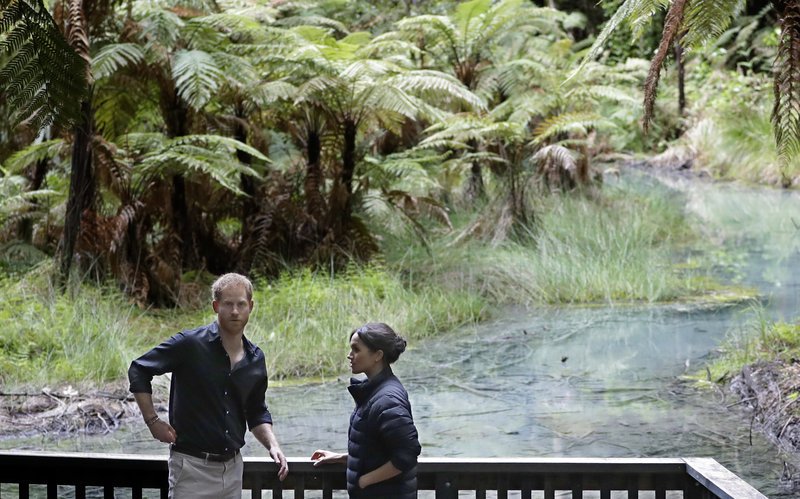 Η Μέγκαν Μαρκλ εμφανίστηκε φορώντας ρούχο του πρίγκιπα Χάρι -Παρότι τεράστιο, της πήγαινε [εικόνες] | iefimerida.gr 3