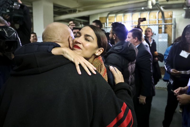 H Αλεξάντρια Οκάζιο Κορτέζ δέχεται τα συγχαρητήρια ενος οπαδού της για την εκλογή της (Φωτογραφία: ΑΡ)