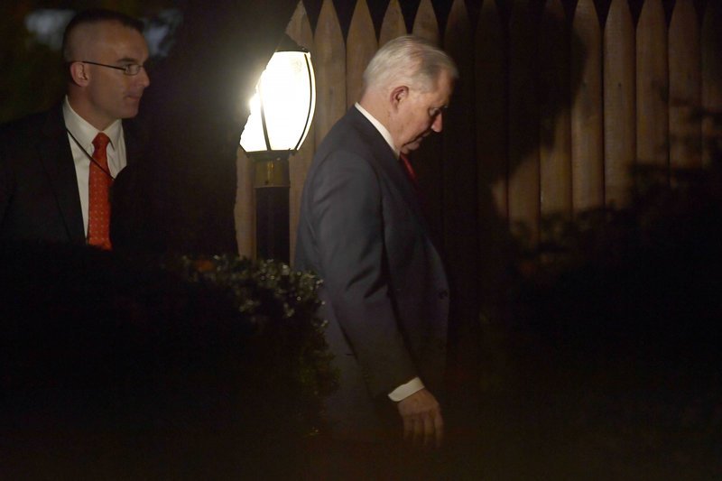O Tζεφ Σέσιονς αποχωρεί από το υπουργείο Δικαιοσύνης μετά την αποπομπή του από τον Τραμπ (Φωτογραφία: ΑΡ)